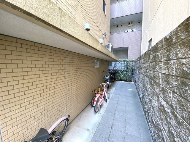 グレース錦糸町シティフロントの駐輪場|屋根付きで大切な自転車を雨風からしっかり守れる駐輪場エリア。整理整頓が行き届いており、日々の通勤や通学、近隣への買い出しの際もスムーズに出し入れが可能です。