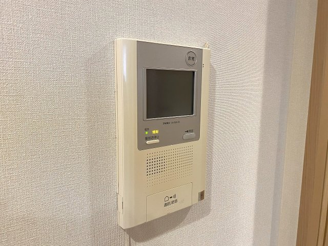 グレース錦糸町シティフロントのセキュリティ|来訪者の姿を室内からしっかり確認できるカラーモニター付きインターホンを設置。防犯性に優れており、お子様のお留守番や女性の一人暮らしでも安心・安全に暮らせます。
