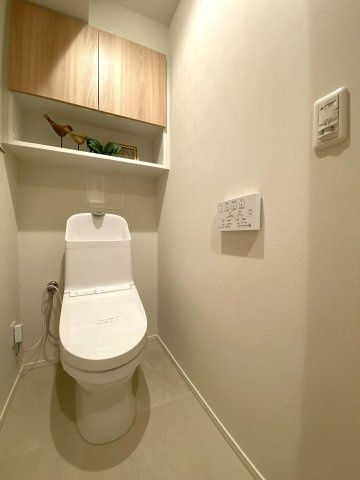グレース錦糸町シティフロントのトイレ|清潔感あふれる温水洗浄便座付きトイレへと新規交換を完了しています。毎日使う場所だからこそ衛生面にも配慮されており、居心地の良いプライベートな空間を提供します。