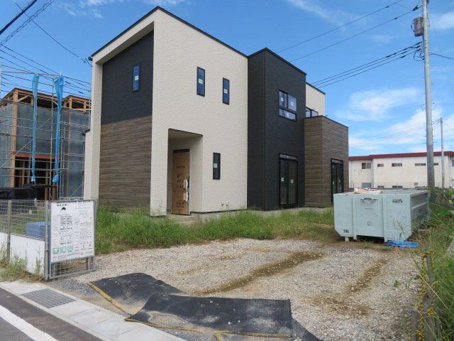 高崎市吉井町吉井第１期（全4棟）2号棟の前面道路含む現地写真