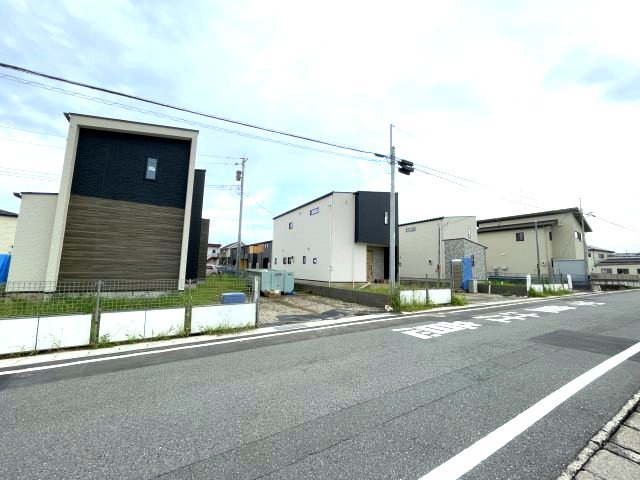 高崎市吉井町吉井第１期（全4棟）2号棟の前面道路含む現地写真