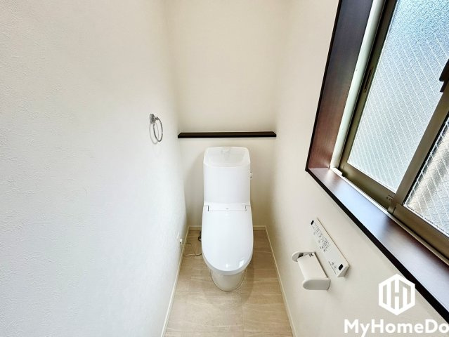北区龍ノ口町３丁目のトイレ|すりガラスの窓が設置されており、プライバシーを守りながら明るい光を取り込め、効果的な換気も可能です。