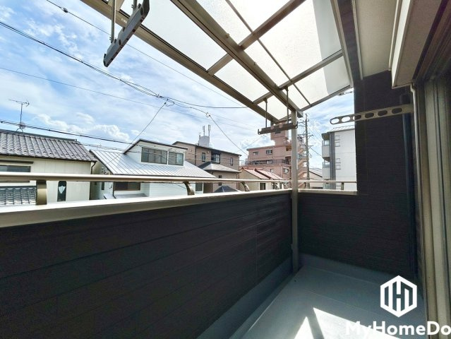 北区龍ノ口町３丁目のバルコニー|屋根がバルコニー全体を覆っているため、急な雨でも洗濯物が濡れにくいです。