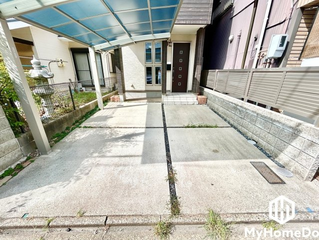 北区龍ノ口町３丁目の駐車場|足元は舗装されたコンクリート仕様で、泥ハネの心配がなく、お手入れや清掃も簡単に行えます。