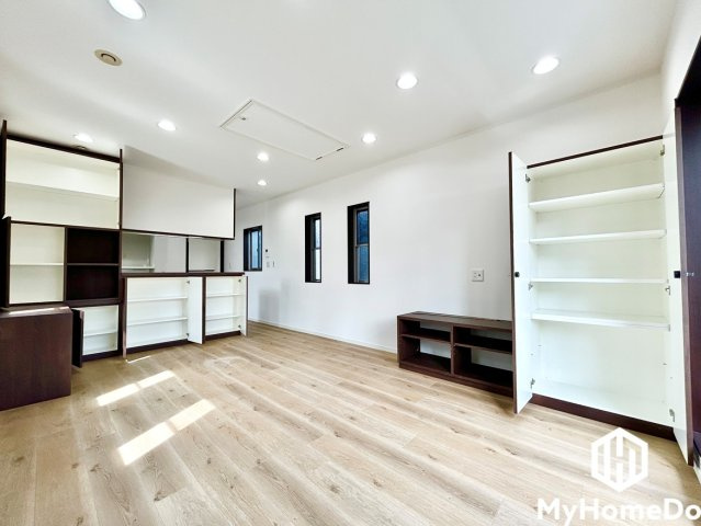 北区龍ノ口町３丁目の居間・リビング|収納内部は可動棚仕様となっており、日用品や書類、お子様のおもちゃから文房具まで、物の大きさに合わせて収納可能です。