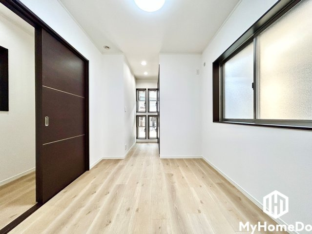 北区龍ノ口町３丁目の子供部屋|引き戸を開放することで隣の部屋とつながり、広々としたワンルームとしても活用できるフレキシブルなレイアウトです。