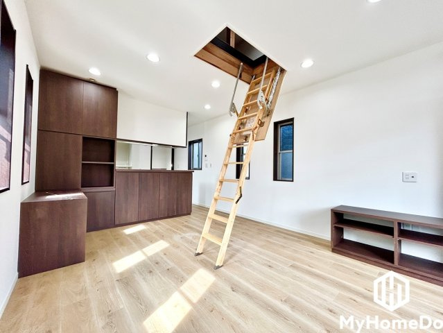 北区龍ノ口町３丁目の居間・リビング|屋根裏収納（ロフト・小屋裏収納）へつながる折りたたみはしごを備えた、空間を有効活用できるLDKです。