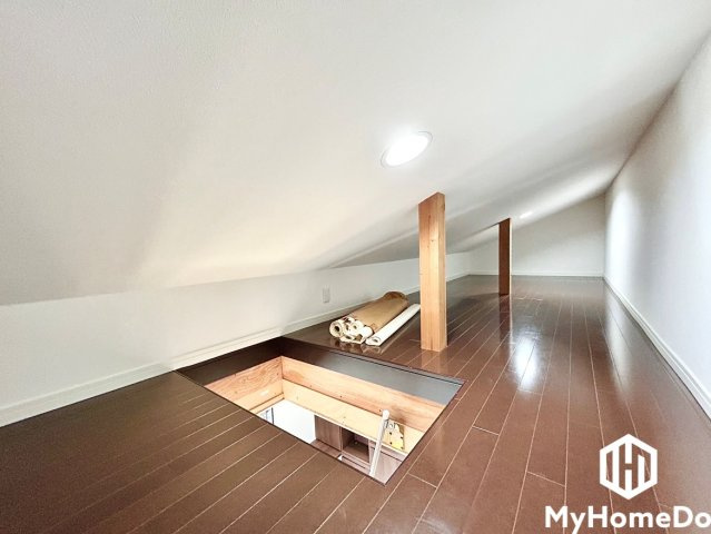 北区龍ノ口町３丁目の収納|奥まで続くフラットな構造で、扇風機やヒーターなどの季節家電、スーツケース、思い出の品などをまとめて保管できます。
