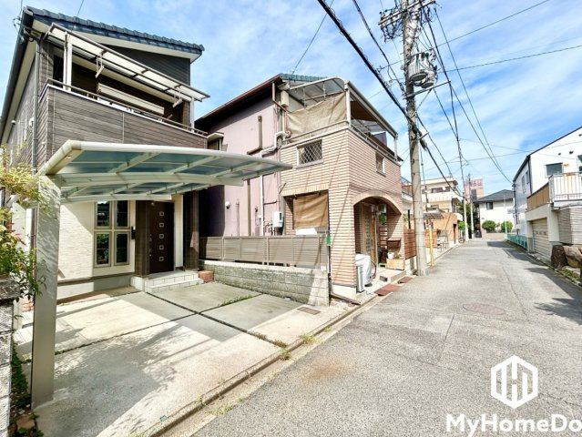 北区龍ノ口町３丁目の前面道路含む現地写真|道路から玄関ポーチまでの動線がフラットで整っており、ご家族みんなが安心して出入りできる快適な住環境です。