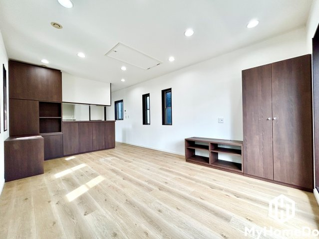 北区龍ノ口町３丁目の居間・リビング|壁面収納、対面カウンター下が落ち着いたダークトーンで統一されており、高級感あふれるインテリアに仕上がっています。