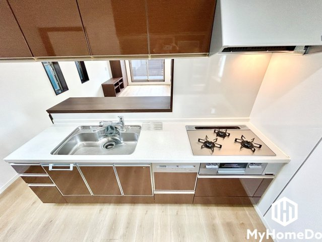 北区龍ノ口町３丁目のキッチン|リビングやダイニングを見渡しながら調理ができ、配膳や後片付けもスムーズに行えるカウンター付きです。
