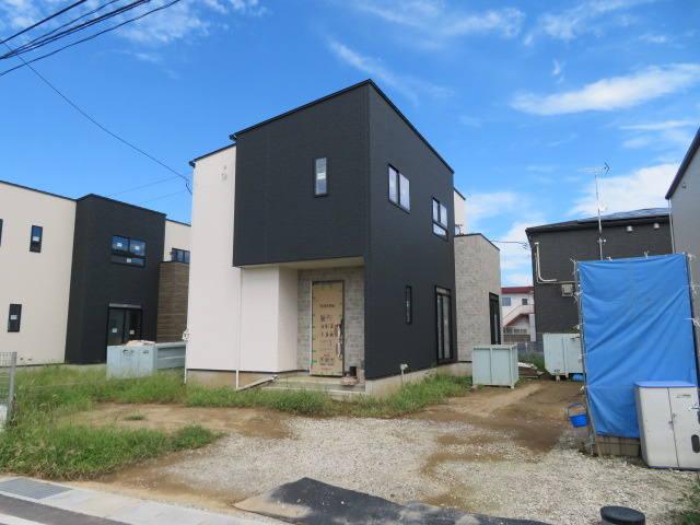 高崎市吉井町吉井第１期（全4棟）3号棟の前面道路含む現地写真