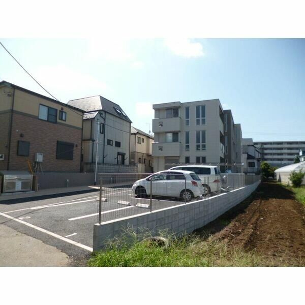メゾンアムール船橋の駐車場