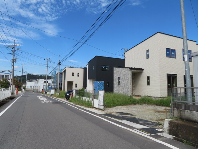 高崎市吉井町吉井第１期（全4棟）4号棟の前面道路含む現地写真