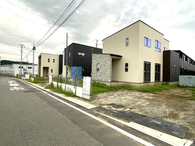 高崎市吉井町吉井第１期（全4棟）4号棟の前面道路含む現地写真