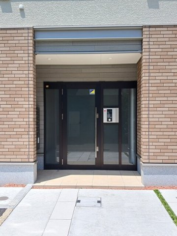 ヴァイオレットのエントランス|ゆとりのあるエントランスです