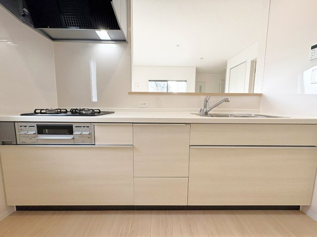 【キッチン】 | 東久留米市前沢4丁目　新築一戸建住宅　全3棟　(保谷店) | 作業をしつつ、ご家族との会話を楽しめる対面式キッチン。