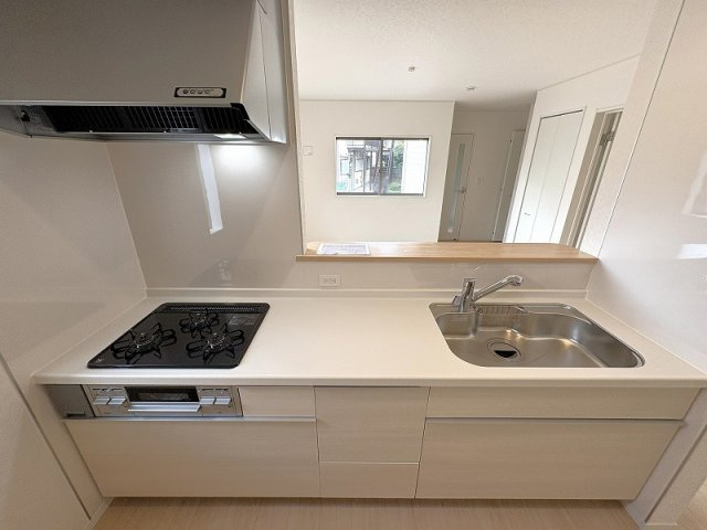 【キッチン】 | 東久留米市前沢4丁目　新築一戸建住宅　全3棟　(保谷店) | 足元にはストック置き場にも便利な床下収納付き。