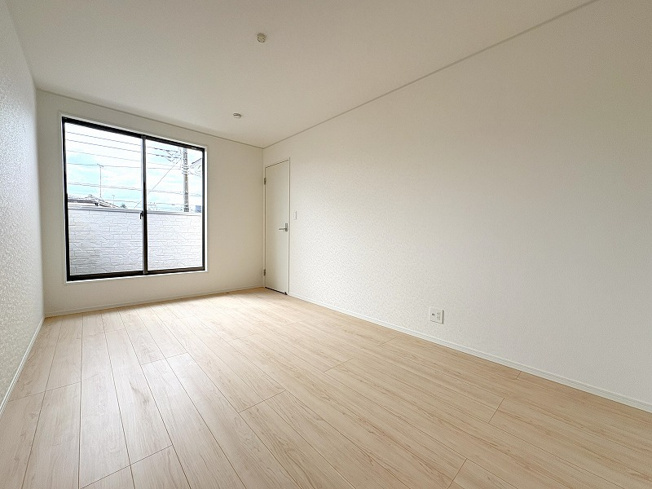 【寝室】 | 東久留米市前沢4丁目　新築一戸建住宅　全3棟　(保谷店) | 2階7.5帖/落ち着いた色味のクロスとフローリングでほっと一息つける空間。