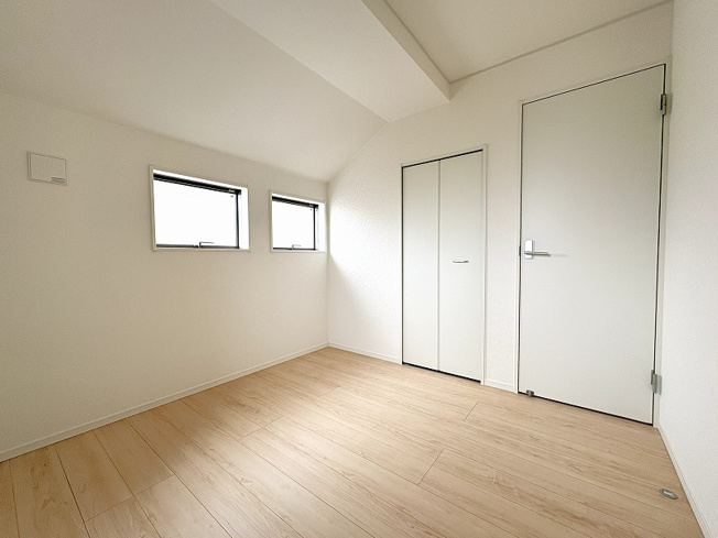 【洋室】 | 東久留米市前沢4丁目　新築一戸建住宅　全3棟　(保谷店) | 2階4.5帖西側/明るい色味のフローリングで開放感のある室内。