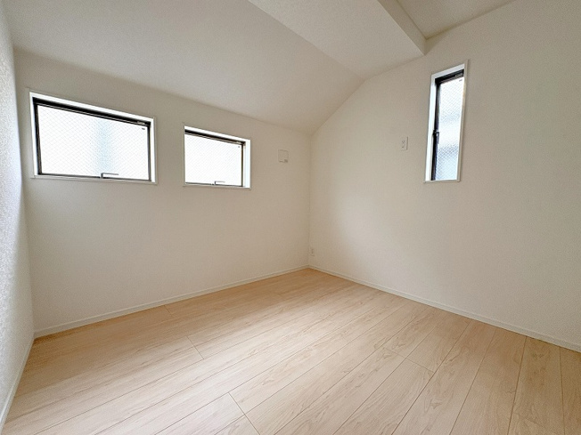 【子供部屋】 | 東久留米市前沢4丁目　新築一戸建住宅　全3棟　(保谷店) | 2階4.5帖東側/さまざまな家具を取り入れやすいナチュラルな内装。