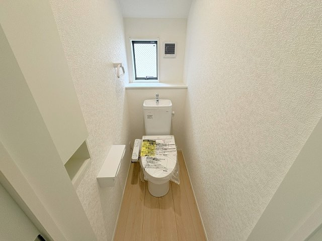 【トイレ】 | 東久留米市前沢4丁目　新築一戸建住宅　全3棟　(保谷店) | 各階に設置されているので朝の混雑する時間帯も安心。