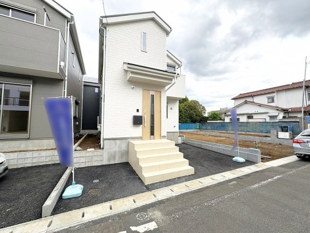 【外観】 | 東久留米市前沢4丁目　新築一戸建住宅　全3棟　(保谷店) | 徒歩4分のバス停『前沢四丁目』から西武新宿線「花小金井」駅、西武池袋線「東久留米」駅、JR中央線「武蔵小金井」駅へのバスが運行されています。