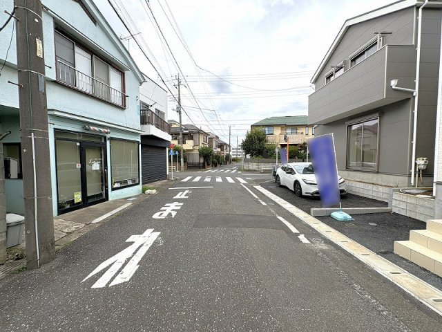 【前面道路含む現地写真】 | 東久留米市前沢4丁目　新築一戸建住宅　全3棟　(保谷店) | スーパーまで徒歩5分。お買い物もラクラク行ける距離です。