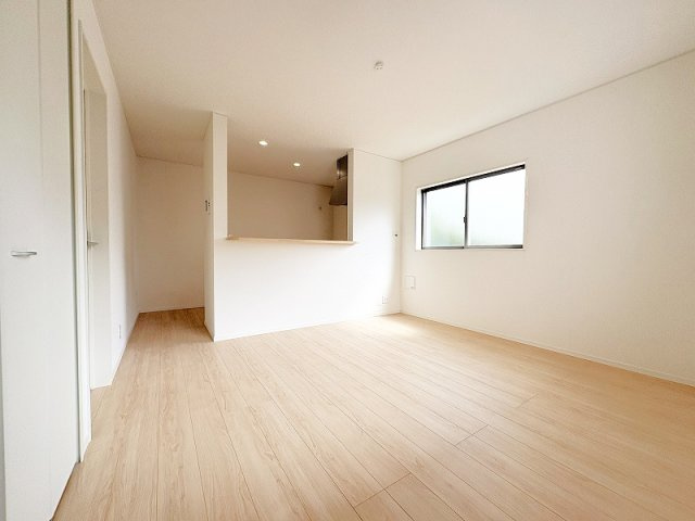 【居間・リビング】 | 東久留米市前沢4丁目　新築一戸建住宅　全3棟　(保谷店) | 暮らしの中心となるリビングは、ご家族で心地良く過ごせる空間に。