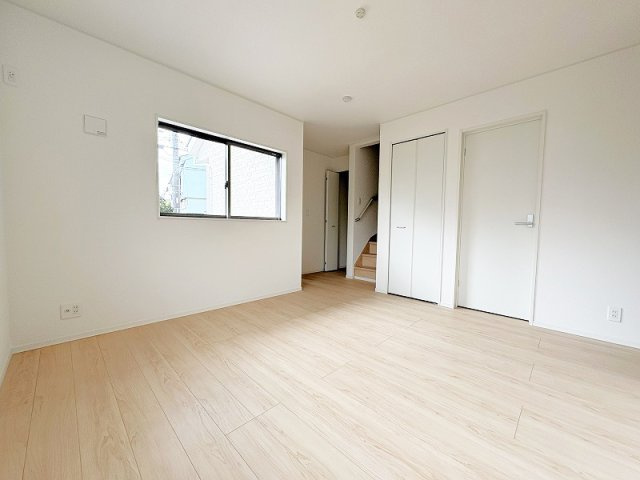【居間・リビング】 | 東久留米市前沢4丁目　新築一戸建住宅　全3棟　(保谷店) | ご家族と顔を合わせる機会が増え、自然と会話が生まれるリビング階段。