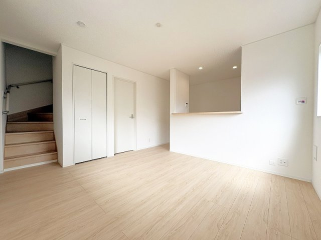 【居間・リビング】 | 東久留米市前沢4丁目　新築一戸建住宅　全3棟　(保谷店) | 収納スペース付きですので、掃除用具なども生活感を隠しつつしまうことができます。