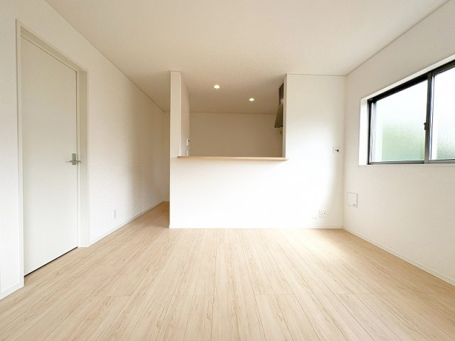 【居間・リビング】 | 東久留米市前沢4丁目　新築一戸建住宅　全3棟　(保谷店) | 開放的な空間でゆったりとやすらぎに包まれた時をお過ごしください。
