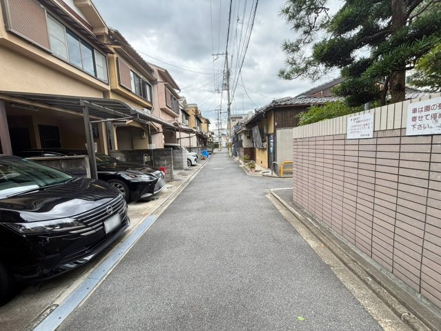 鳳瑞町の前面道路含む現地写真|大通りより一本入っているので車の交通量が少ない閑静な住宅街です。現地（2026年8月）撮影