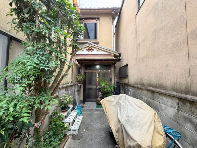 鳳瑞町の外観|道路から玄関まで奥行きのある動線を確保。自転車などを置くスペースとしても活用を検討できそうです。現地（2026年8月）撮影