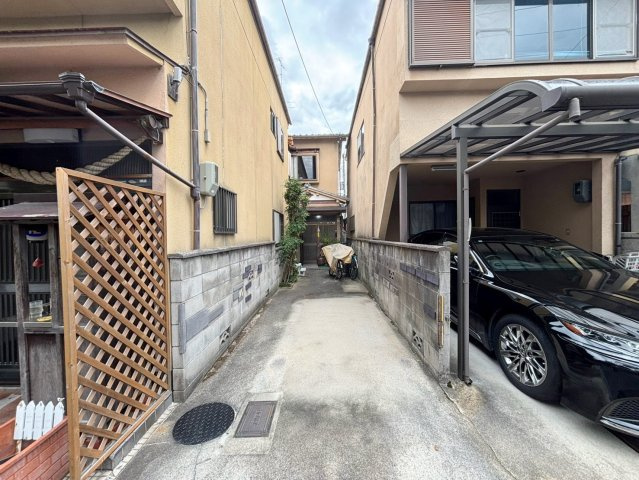 鳳瑞町の駐車場|お車2台駐車可！専用通路につきお子様が道路に飛び出す心配なし！現地（2026年8月）撮影