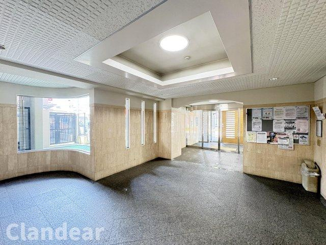 ナイスアーバン五反野のロビー|ドキドキの新生活も、安心してスタート。ぴったりの住まいを見つけませんか？クランディアが一緒に住まい選びをサポートします‼　まずは、お気軽にお問合せください　＃クランディア