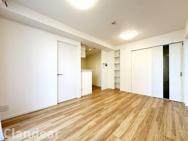 ナイスアーバン五反野の居間・リビング|ドキドキの新生活も、安心してスタート。ぴったりの住まいを見つけませんか？クランディアが一緒に住まい選びをサポートします‼　まずは、お気軽にお問合せください　＃クランディア