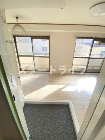 大阪市東淀川区淡路４丁目の賃貸マンションの玄関