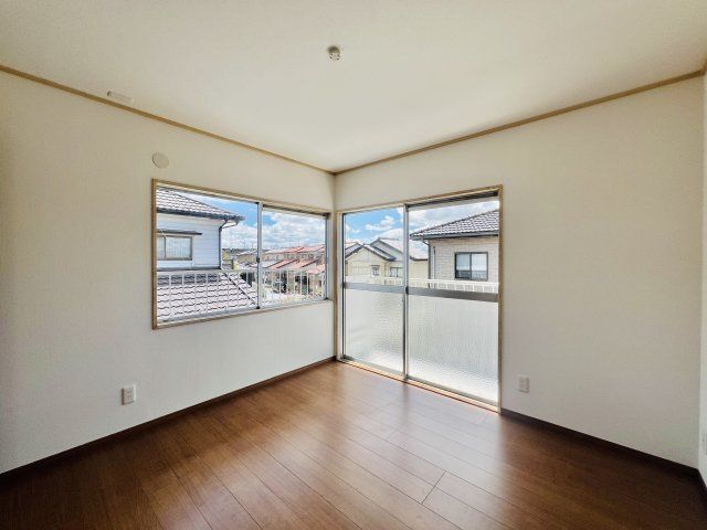 太田市新田木崎町の洋室|ベランダへも行き来できる洋室◎