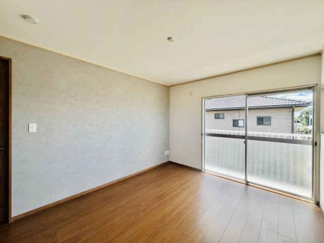 太田市新田木崎町の洋室|日当たりも良好な6.7帖の洋室