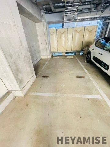 アトラスコートの駐車場