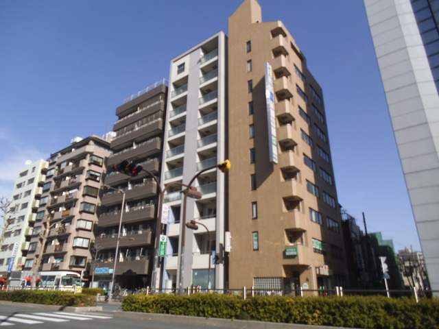 クリニックプラザ２１の外観|真ん中の白い建物です！