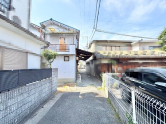 【前面道路含む現地写真】 | 現況の古家を解体して、更地渡し！解体費がかからなくていいですね♪