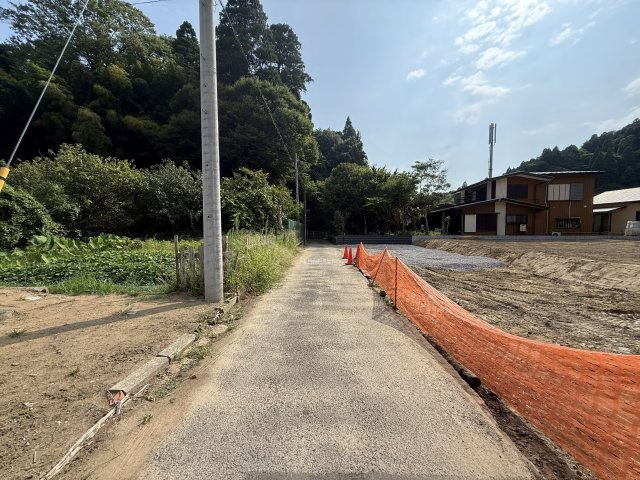 【八鶴湖隣接】東金市東金新築戸建の前面道路含む現地写真