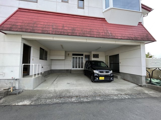 中居林字平29－15　中古住宅の駐車場