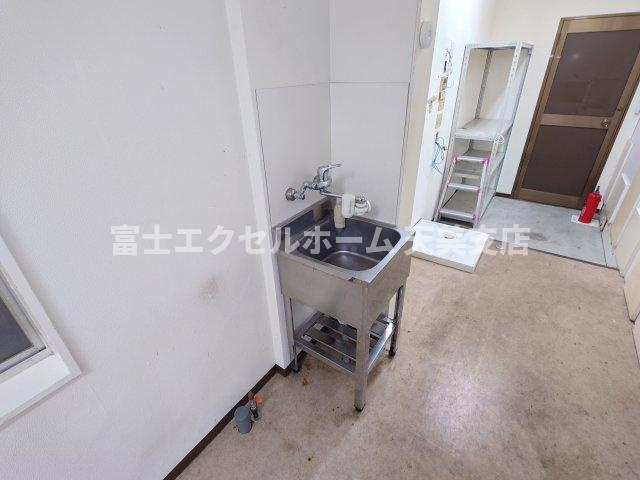 長曽根町貸店舗の駐車場
