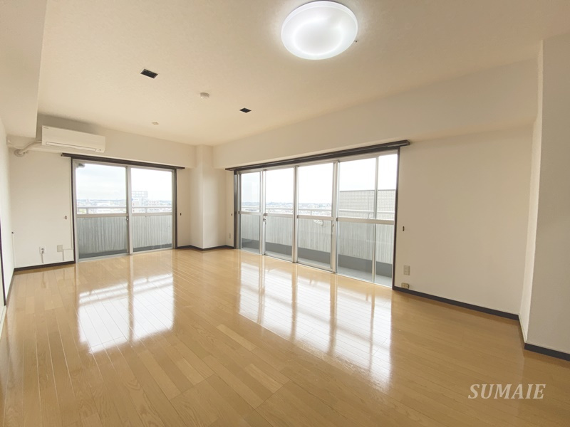 V.I.Pロイヤル氷川台の居間・リビング|2面採光、角部屋です！