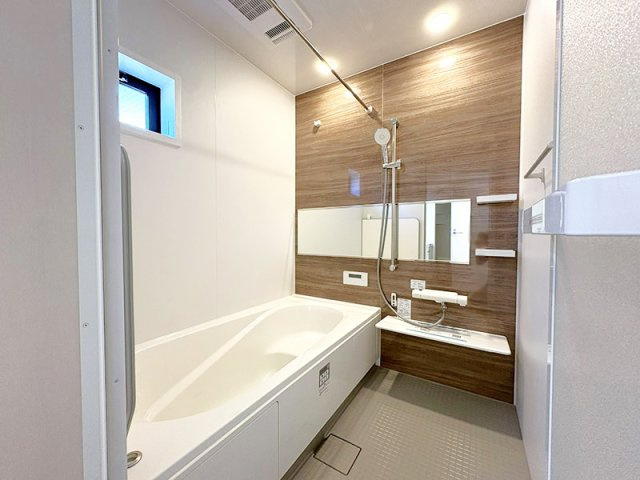 【浴室】 | 西東京市谷戸町1丁目　新築一戸建住宅　全1棟（保谷店） | 1日の疲れを癒す広々としたバスルーム。浴室乾燥機が備わり、防カビ対策や雨の日のお洗濯にも活躍いたします。