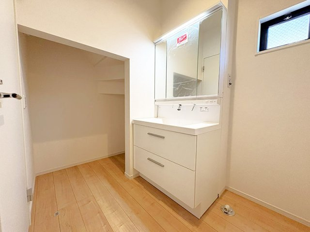 【独立洗面台】 | 西東京市谷戸町1丁目　新築一戸建住宅　全1棟（保谷店） | 洗面台には大きく見やすい三面鏡が付いているので、身支度がスムーズに行えます。