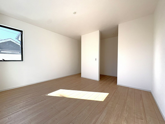 【寝室】 | 西東京市谷戸町1丁目　新築一戸建住宅　全1棟（保谷店） | 2階10.0帖/南に面している為、あたたかな陽光が長く差し込みます。